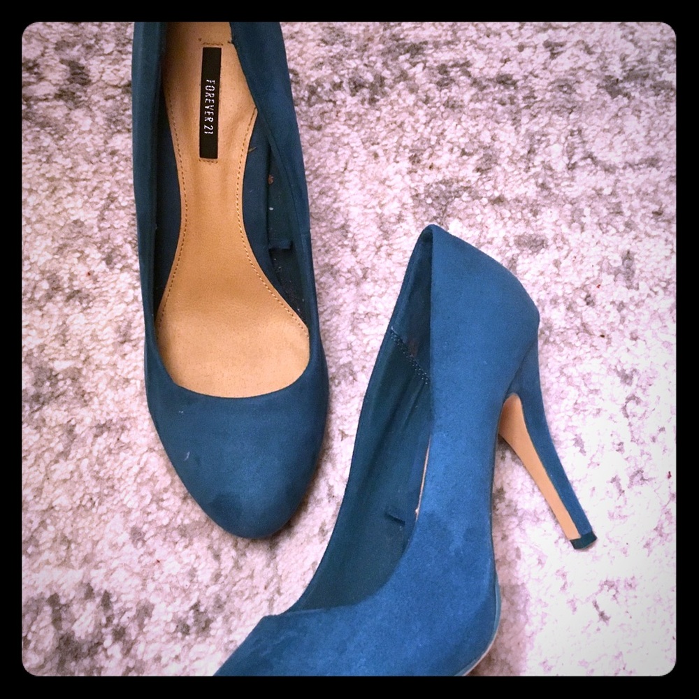 Adorable Teal faux suede round toe pumps